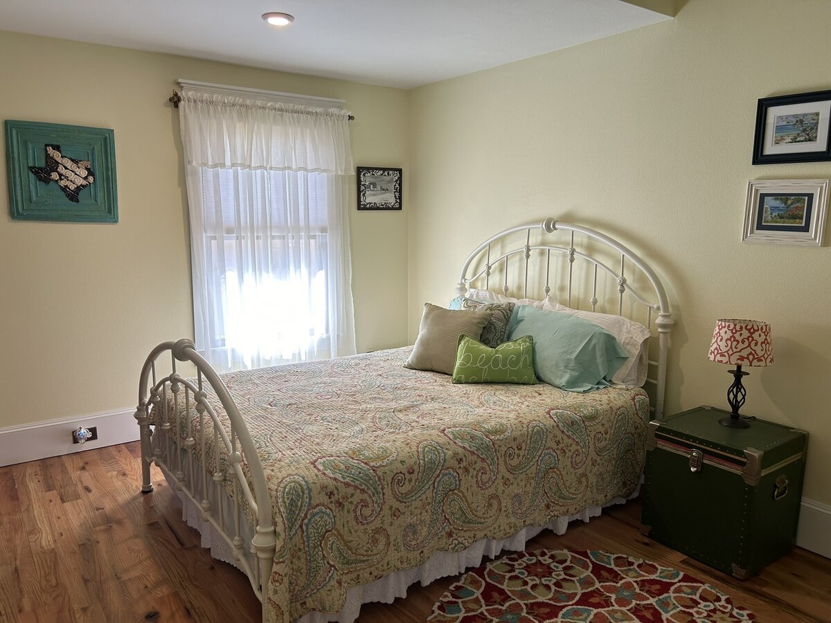 Guest room — primary view