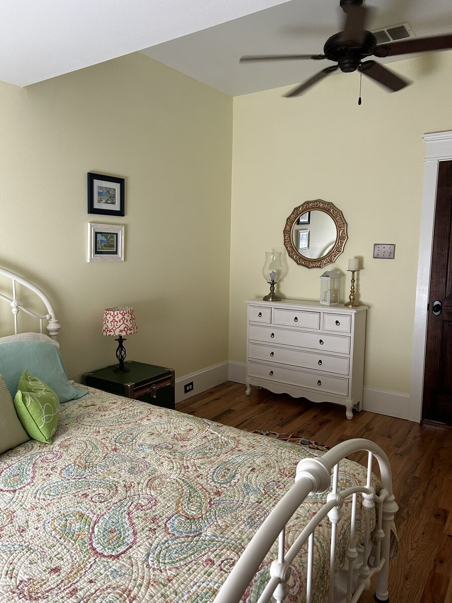 Guest room — secondary view